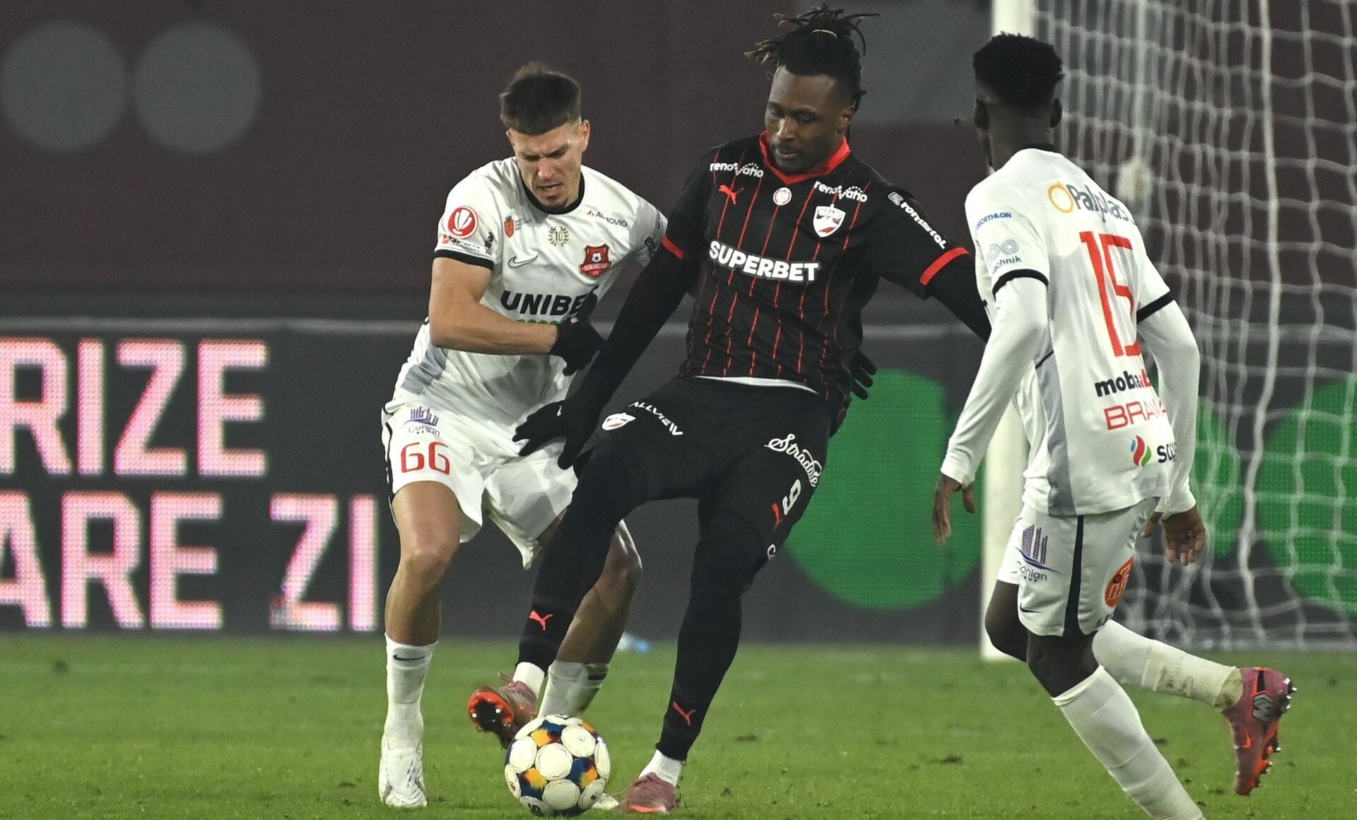 Dinamo câștigă și se califică în sferturile Cupei României Dinamo București a obținut o victorie esențială împotriva FC Hermannstadt, scor 2-0, în ultima etapă a grupelor Cupei României, reușind astfel să se califice în sferturile competiției