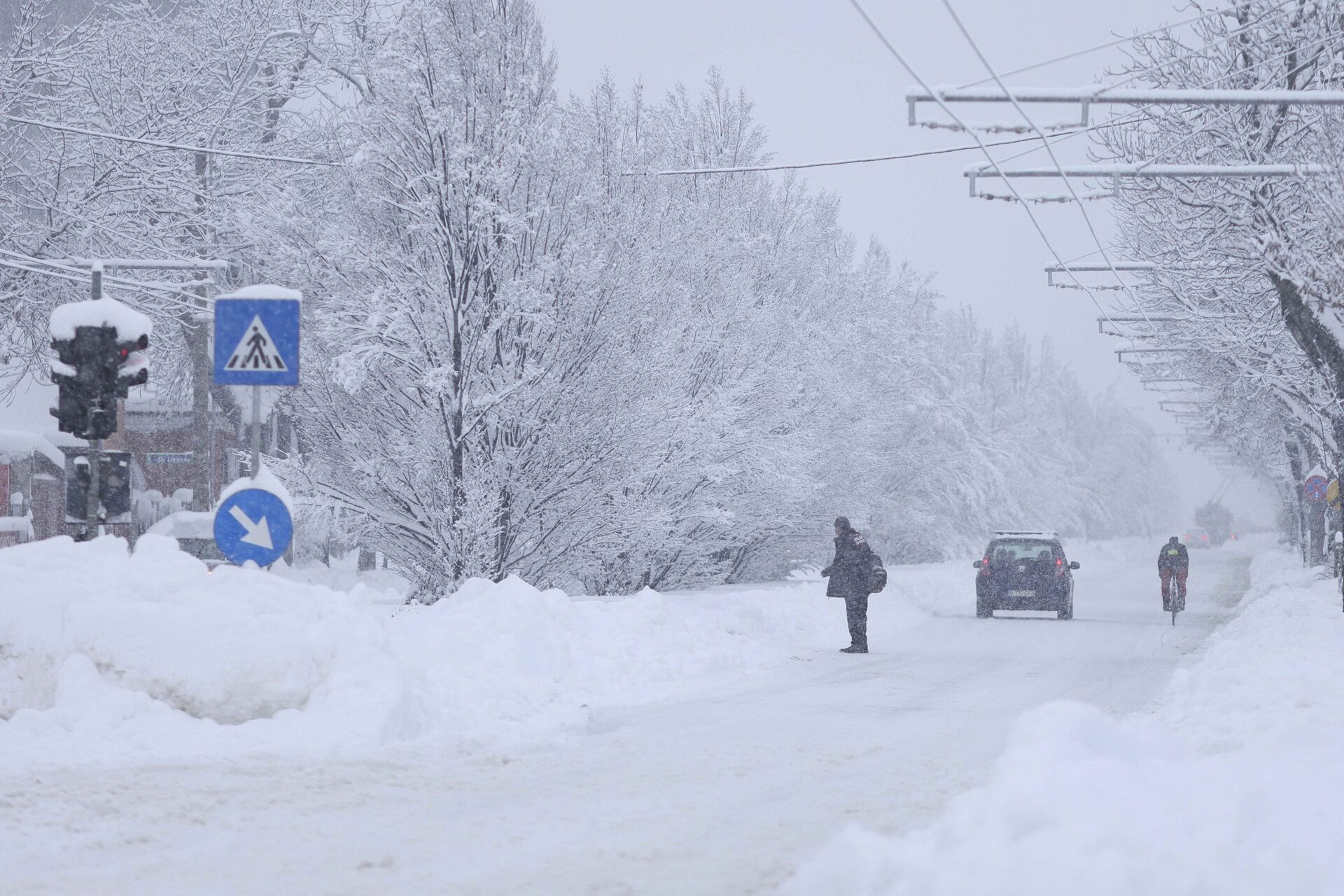 Trafic îngreunat în București după ninsori abundente Bucureștiul s-a confruntat marți dimineața cu o situație deosebit de complicată din cauza căderilor masive de zăpadă, iar traficul rutier a fost sever afectat