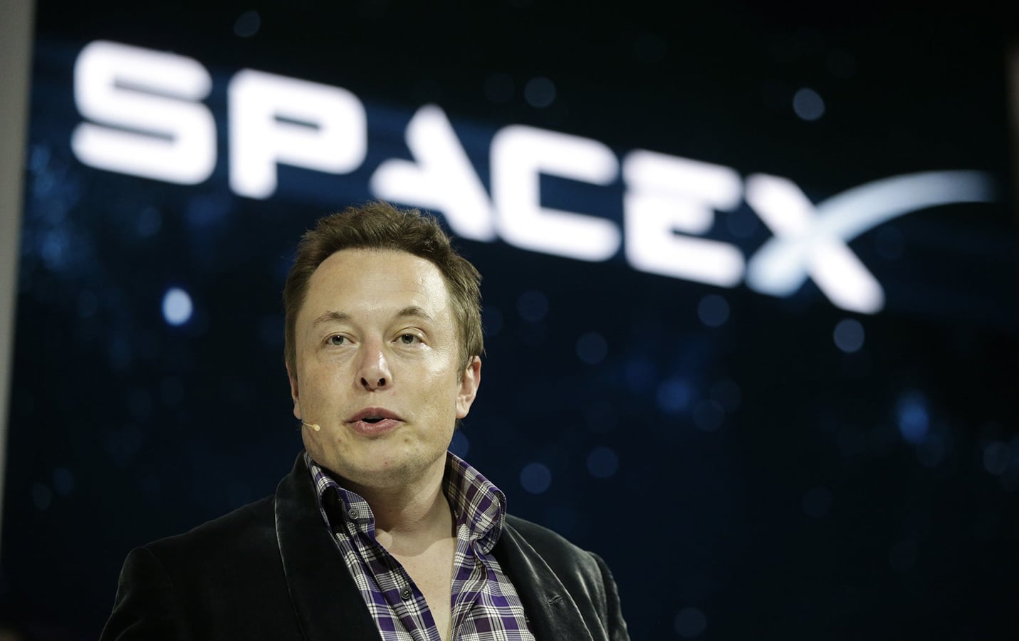 Elon Musk anunță oprirea utilizării neautorizate a rețelei Starlink de către Rusia, într-un context de criză geopolitică Rusia, suspectată de utilizarea ilegală a sistemului Starlink în sprijinul dronelor de atac asupra Ucrainei O recentă declarație a lui Elon Musk a readus în centrul atenției controversele legate de tehnologia de satelit Starlink, parte a infrastructurii spațiale gestionate de compania SpaceX