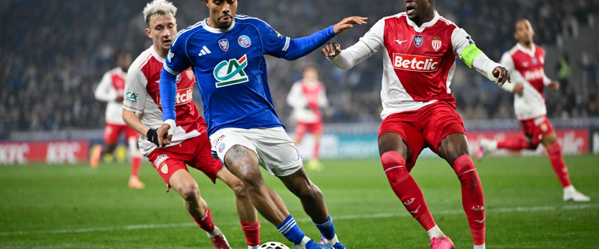 Enciso profite d'une glissade de Kehrer pour refaire le break