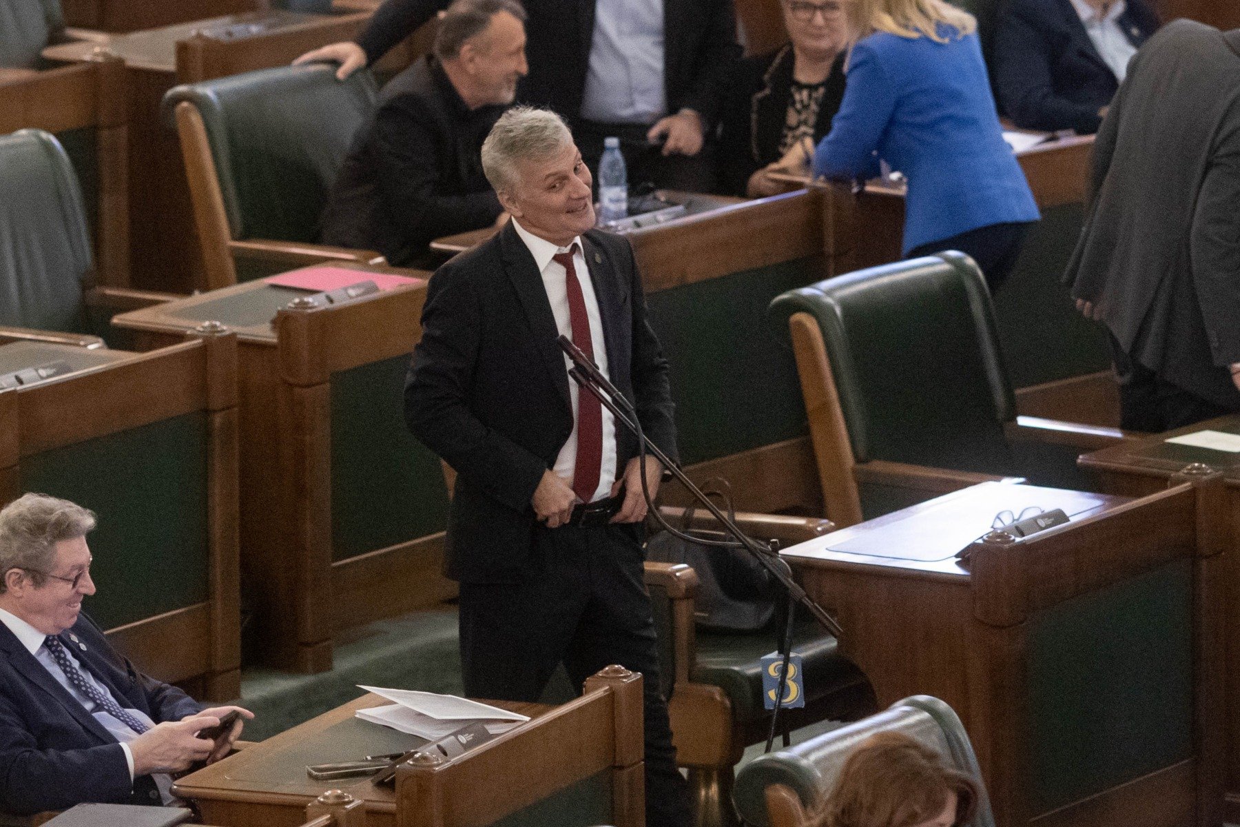 Tensiuni în coaliția de guvernare: Daniel Zamfir critică deciziile unilaterale ale premierului Ilie Bolojan Tensiunile din interiorul guvernului devin din ce în ce mai evidente, pe măsură ce membrii PSD și partenerii de coaliție își exprimă public nemulțumirile față de modul în care sunt gestionate deciziile de către premierul Ilie Bolojan