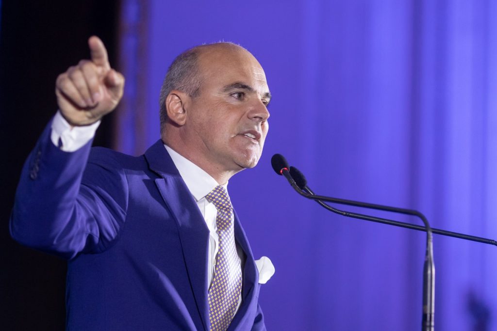 Atac dur al fostului lider PNL, Rareș Bogdan, la adresa lui Ilie Bolojan înaintea ședinței de la Vila Lac: ”Se seamănă foarte mult cu Guvernul Ciorbea” Într-un climat tensionat, cu doar câteva ore înaintea uneia dintre cele mai importante reuniuni din cadrul Partidului Național Liberal, fostul europarlamentar și lider marcant al formațiunii, Rareș Bogdan, a lansat acuzații dure la adresa colegului său, Ilie Bolojan