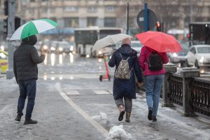 Ninsori, polei și vânt puternic în mai multe regiuni până marți seara