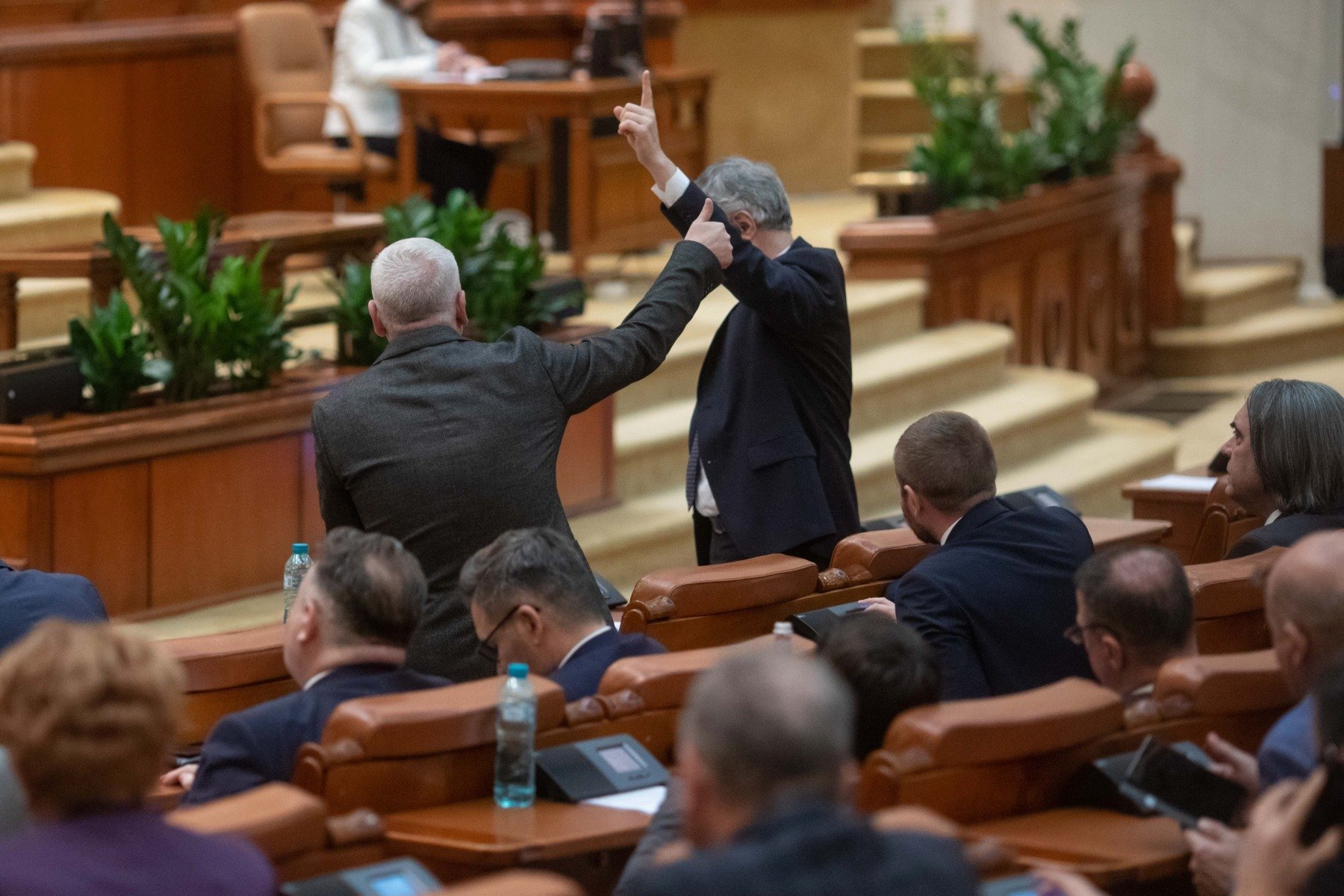 Senatul României a respins luni moțiunea simplă depusă de opoziție împotriva ministrului interimar al Educației, Ilie Bolojan, într-un vot secret electronic care a adus în dezbatere situația dezastruoasă a sistemului educațional autohton