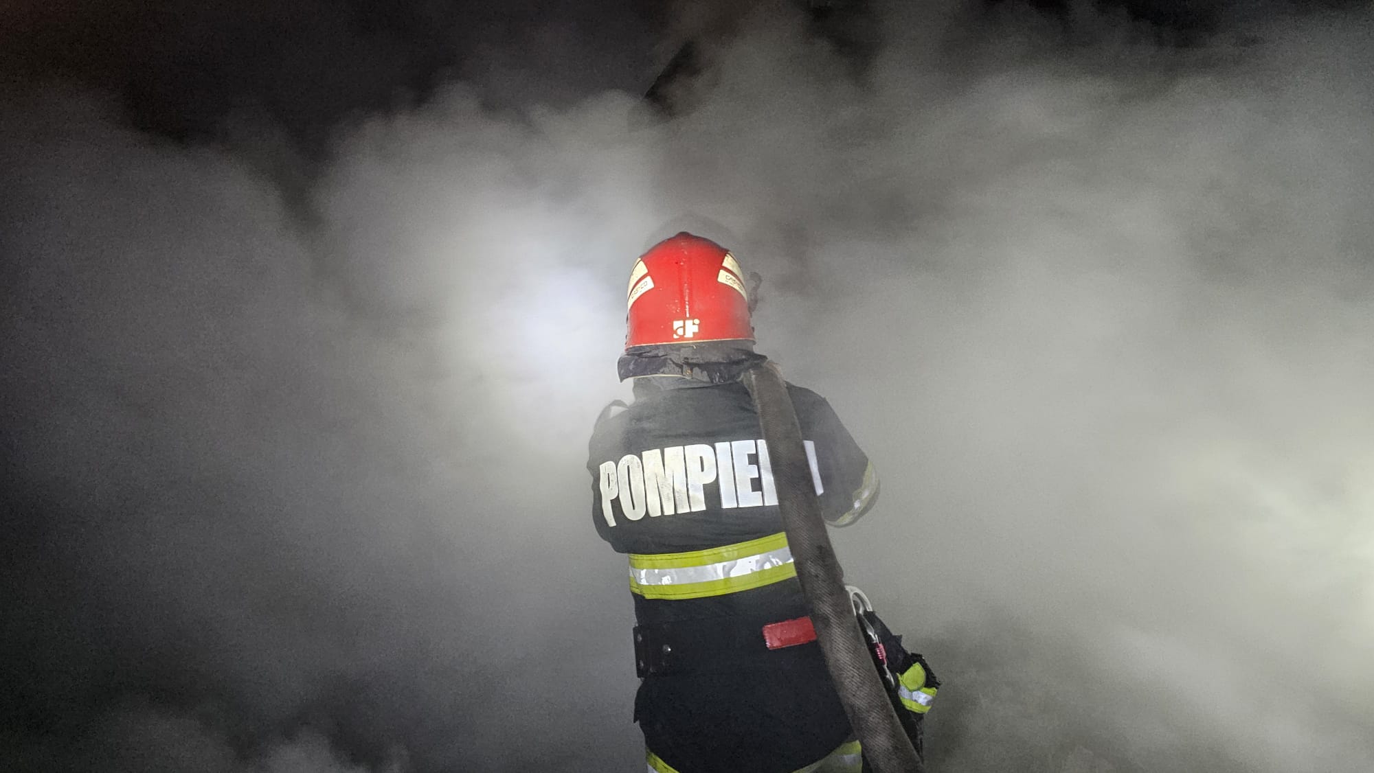 Incendiu devastator în comuna Popești: O victimă carbonizată și mai multe intervenții ale pompierilor În această dimineață, în jurul orei 06.20, un incendiu de proporții s-a produs la o locuință din comuna Popești, iar autoritățile s-au mobilizat rapid pentru a face față situației critice