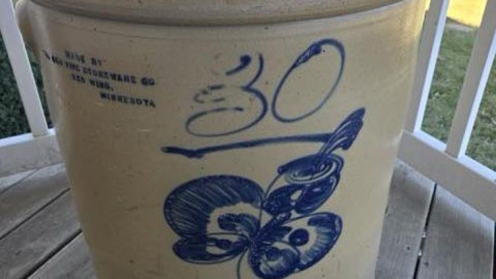 Femeie transformă un vas vechi de 20 de dolari în 32.000 la licitație!