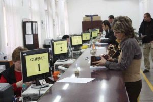 Avertismentul primei de peste 1.300 de primării: mii de funcționari protestează din cauza riscului de disponibilizare și scăderii veniturilor