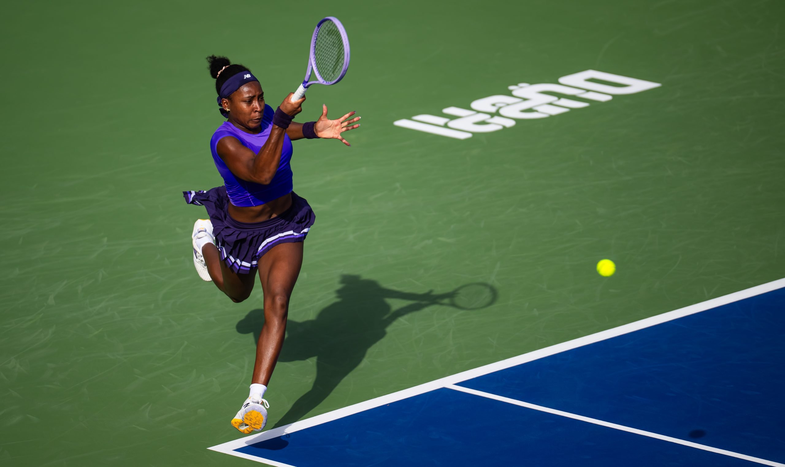 Coco Gauff avansează în sferturile de finală la Dubai, după o victorie greu câștigată Coco Gauff, cap de serie numărul 3, a reușit să treacă de runda a doua a Campionatului de Tenis Dubai Duty Free, învingând-o pe Anna Kalinskaya cu 6-4, 6-4, în ciuda unui început dificil