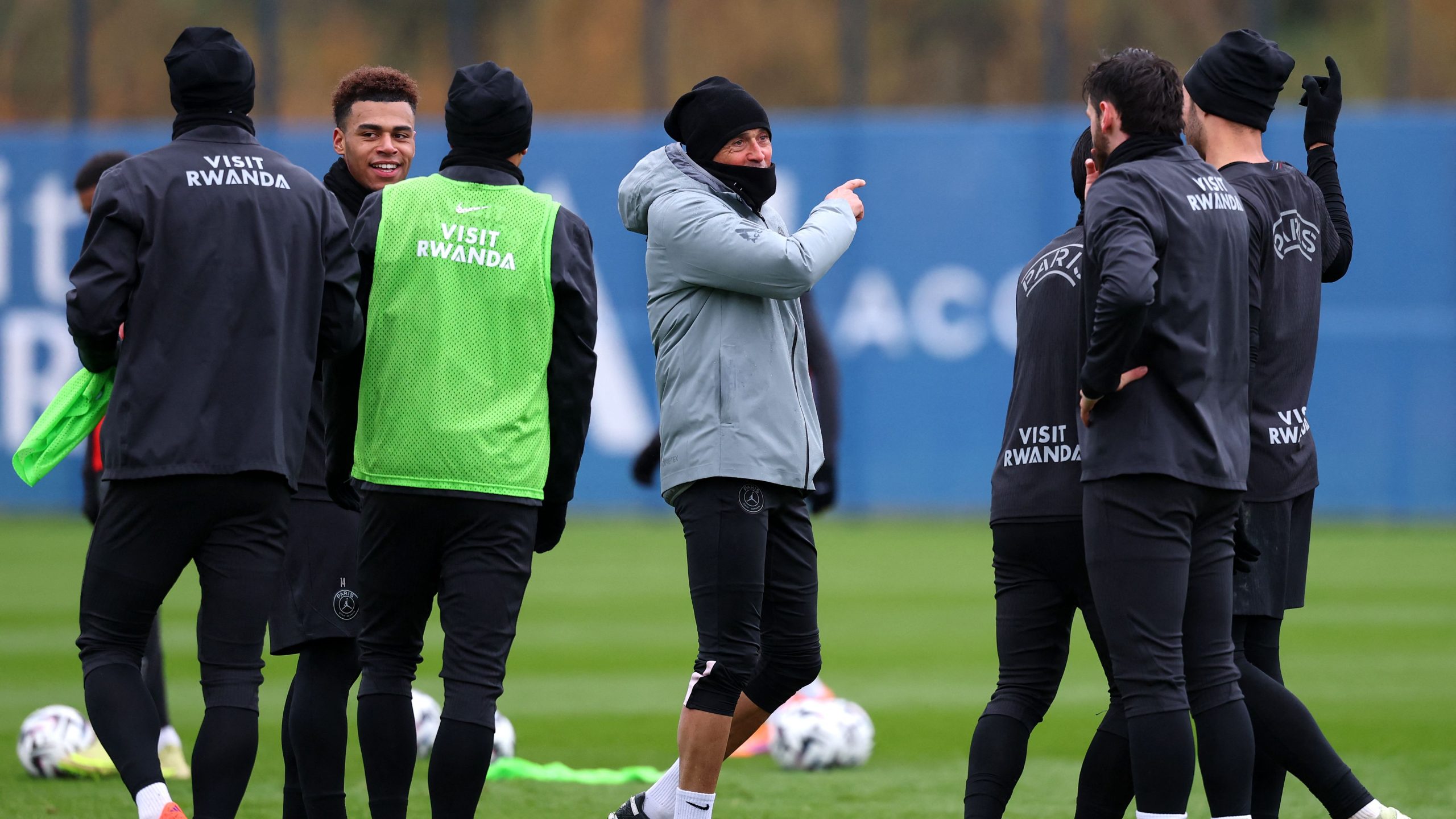 Achraf Hakimi revine în echipă, Luis Enrique pregătește schimbări pe teren Achraf Hakimi, fundasul marocan, va reveni pe teren după o perioadă de suspendare, iar antrenorul Luis Enrique intenționează să-l folosească pe postul său natural, în pofida tinerelor talente care au impresionat pe parcursul absenței acestuia