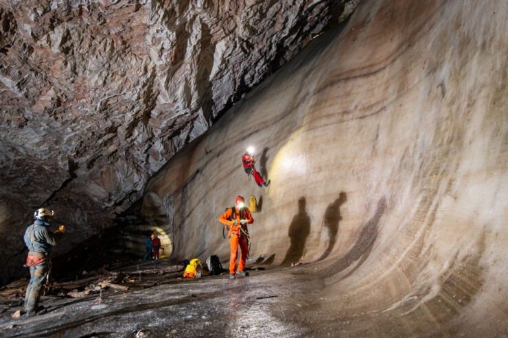 Bacterii din Peștera Scărișoara, rezistente la antibiotice moderne, ridică semne de întrebare Descoperire uluitoare în peștera de gheață a înghețaților munți ai Apuseni În adâncul peșterii Scărișoara, una dintre cele mai cunoscute și vizitate formațiuni carstice din România, a fost identificată o tulpină de bacterii care a supraviețuit timp de aproximativ 5.000 de ani, fiind rezistentă la zece dintre cele mai moderne antibiotice utilizate în prezent