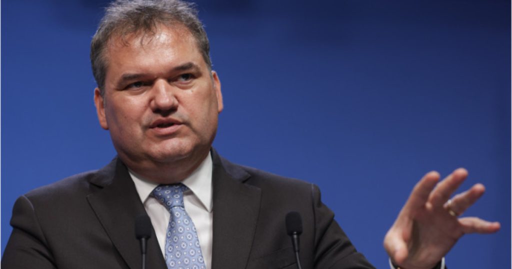 Cum arată reforma adoptată de Guvern: Se desfiinţează 6.409 posturi în administraţia centrală. Ce se întâmplă în administraţia locală