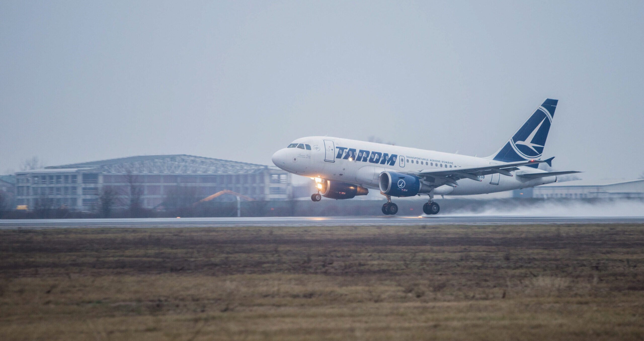 TAROM renunță definitiv la ruta București – Satu Mare: zborurile se vor suspenda pe termen nelimitat Compania TAROM a anunțat oficial încetarea zborurilor pe ruta dintre București și Satu Mare, decizie care va intra în vigoare începând cu data de 25 martie 2026