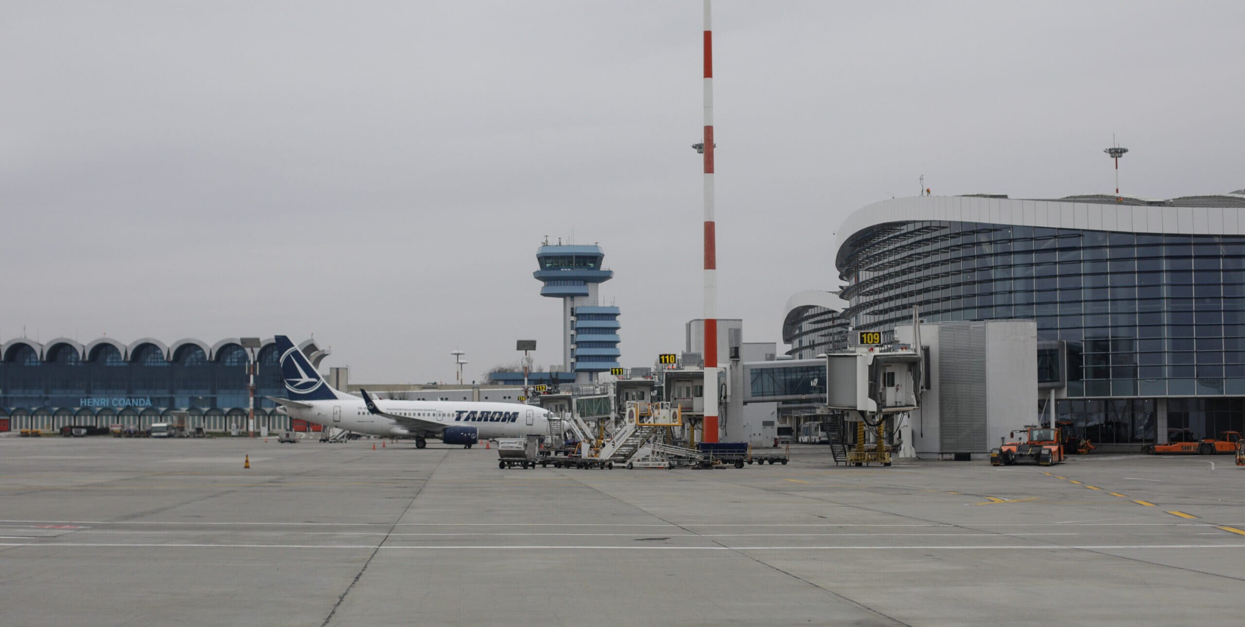 Inovație la Otopeni: noi proceduri pentru traficul aerian începând cu 10 februarie Aeroportul „Henri Coandă” din Otopeni marchează un nou pas în procesul de modernizare a sistemului său de gestionare a traficului aerian, odată cu intrarea în vigoare, începând cu 10 februarie, a unor proceduri avansate la turnul de control