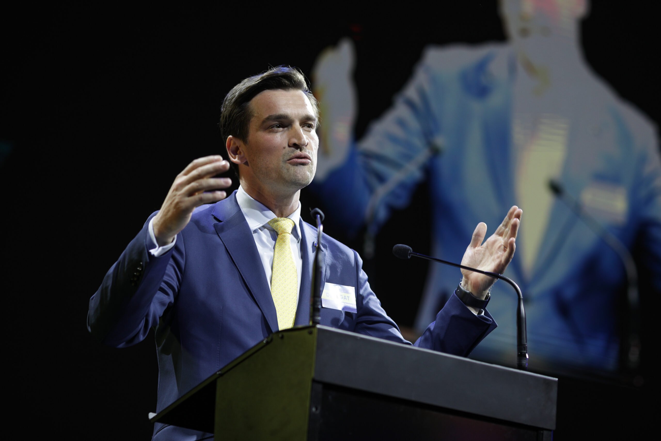 Tensiuni în PNL București: planurile de înlocuire a liderilor de sectoare și reacțiile din interiorul partidului Discuțiile despre restructurarea organizației PNL din Capitală sunt din ce în ce mai intense, în contextul unui joc politic delicat și a unor tensiuni interne care riscă să destabilizeze imaginea formațiunii