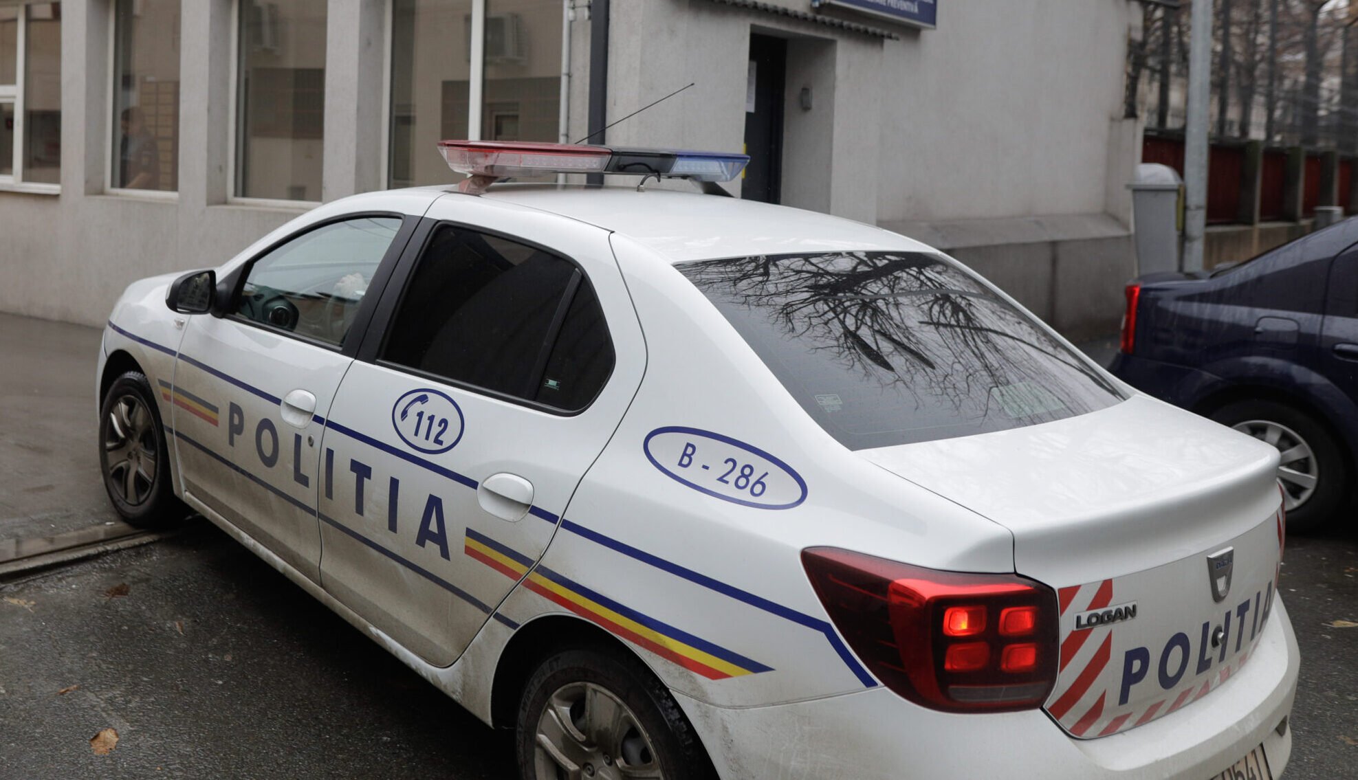 O femeie din București, în vârstă de 38 de ani, este în centrul unui scandal de proporții, acuzată de înșelăciune și fals în înscrisuri, după ce ar fi încasat aproximativ 40.000 de euro de la mai multe persoane, promițând vacanțe inexistente