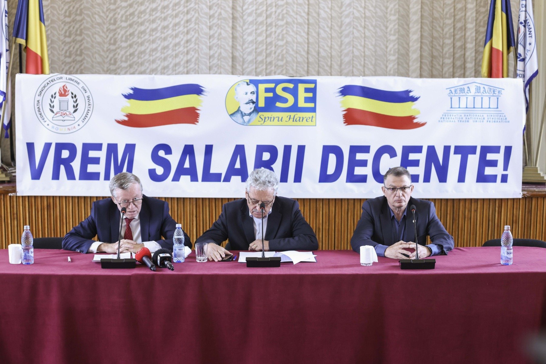 Camerele Deputaților respinge inițiativa USR de eliminare a privilegiilor liderilor de sindicat din învățământul preuniversitar Propunerea legislativă a USR, menită să elimine privilegiile de care beneficiază liderii de sindicat din învățământul preuniversitar, a fost respinsă miercuri în plenul Camerei Deputaților