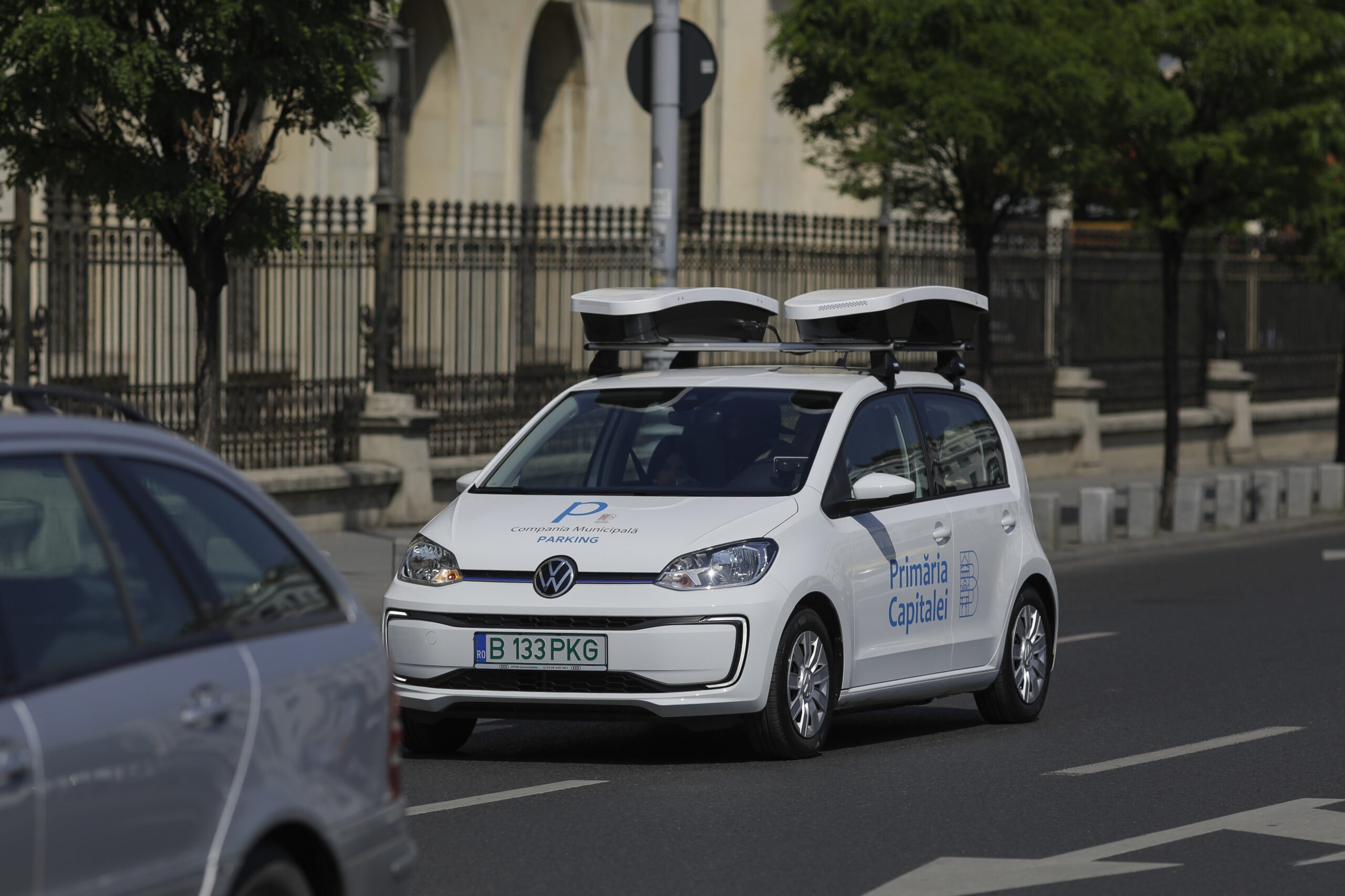 Bucureștiul face un pas spre modernizare: plata parcărilor fără numerar și acțiuni ferme împotriva parcării ilegale Începând cu 1 martie, bucureștenii și vizitatorii capitalei vor fi nevoiți să abandoneze plățile cash pentru parcarea în zonele administrate de Compania Municipală Parking București