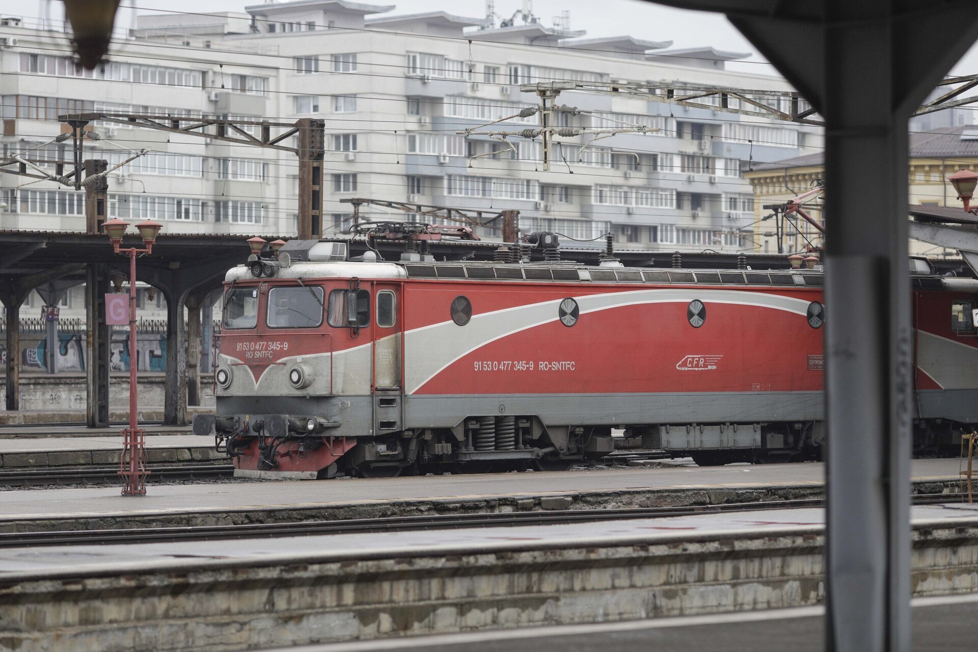 Trafic intens și întârzieri spectaculoase la Gara de Nord, cauzate de o șină ruptă în sudul țării O zi agitată pentru navetiștii și călătorii care traversează rețeaua feroviară din România s-a transformat într-un adevărat haos, după ce o șină s-a rupt la Craiova, perturbând grav circulația pe calea ferată și generând întârzieri de peste două ore pentru mai multe trenuri ce fac legătura cu Gara de Nord