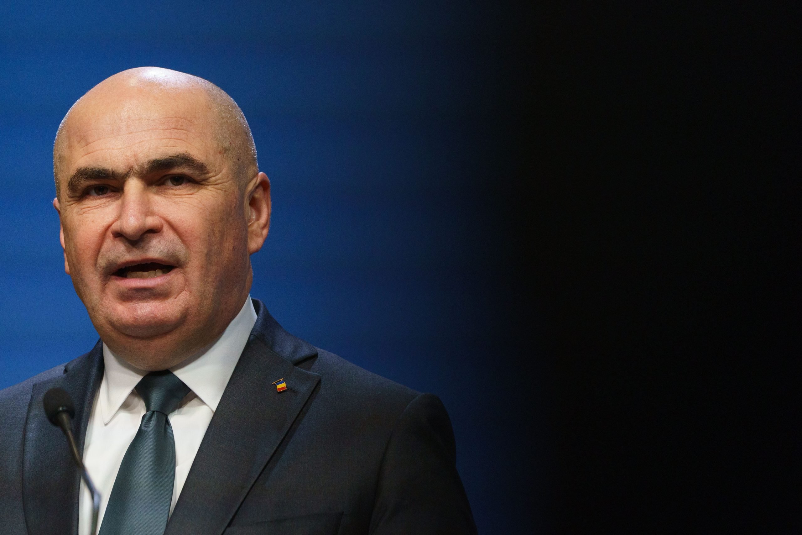 Premierul Ilie Bolojan a stârnit controverse în rândul comunității medicale, afirmând că absolvenții facultăților de Medicină ar trebui să rămână în România pentru o perioadă de cel puțin câțiva ani după finalizarea studiilor