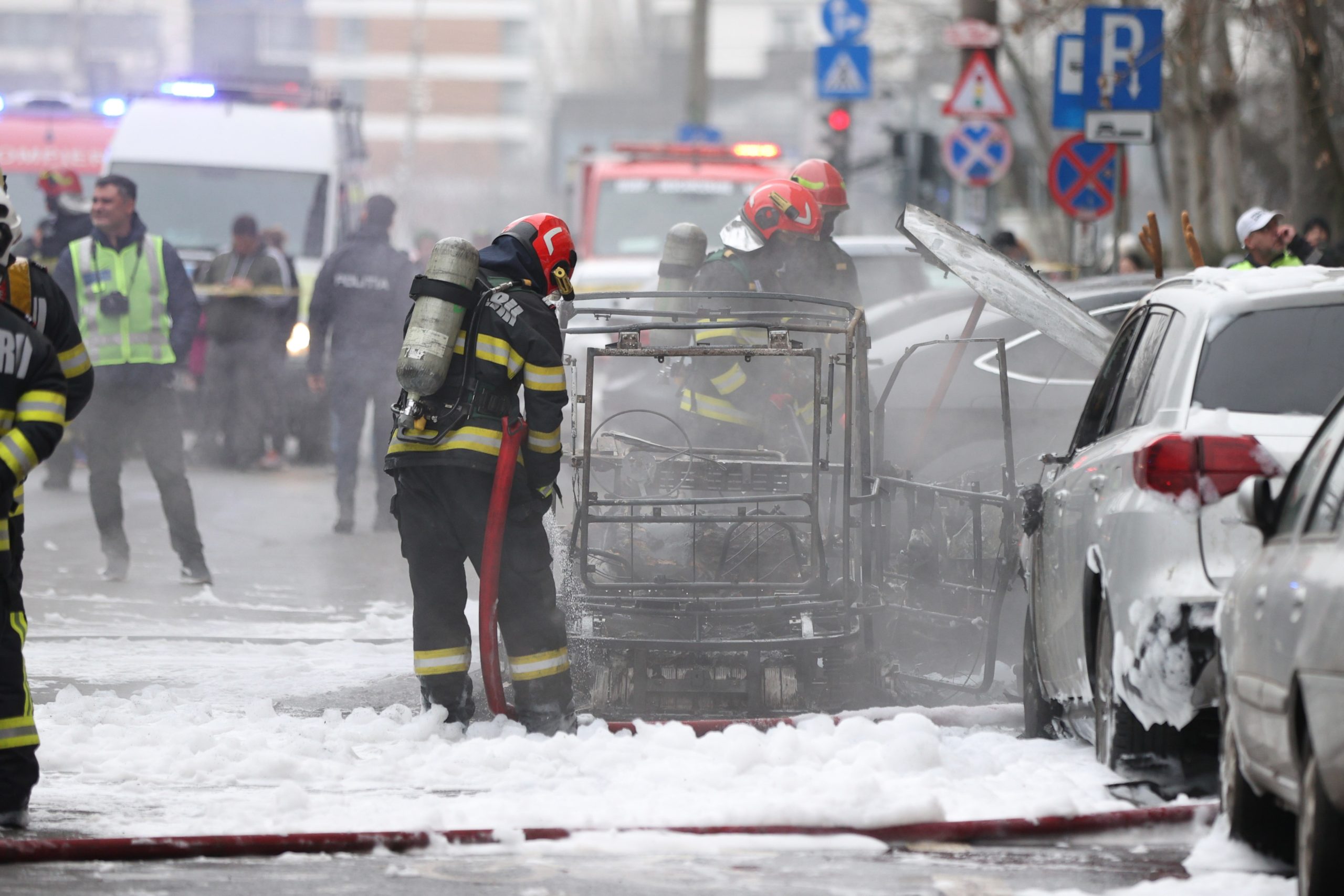 O femeie a murit în urma incendiului unui autoturism electric în Sectorul 6 din București Un drama stradală a avut loc vineri după-amiază pe Bulevardul Constructorilor din Sectorul 6 al Capitalei, unde un incendiu devastator a izbucnit de la un autoturism electric, luând viața unei femei