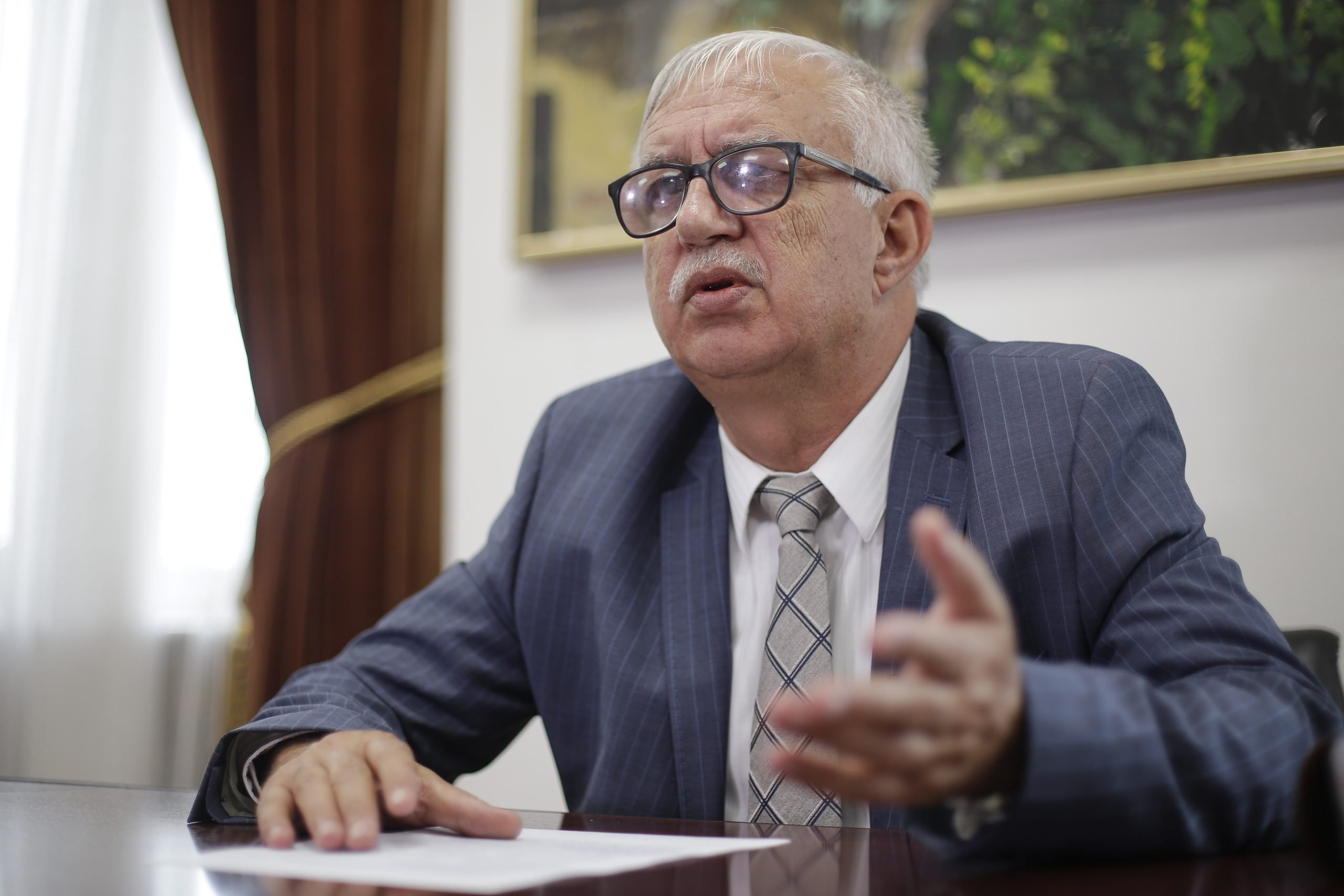 Decizie amânată pentru doi ani: CCR ar putea sesiza CJUE pe legea pensiilor magistraților Fostul președinte al Curții Constituționale a României, Augustin Zegrean, a avertizat că demersul Înaltei Curți de Casație și Justiție (ÎCCJ) de a solicita Curții de Justiție a Uniunii Europene (CJUE) să se pronunțe asupra legalității modificărilor aduse pensiilor magistraților ar putea bloca o decizie timp de aproximativ doi ani