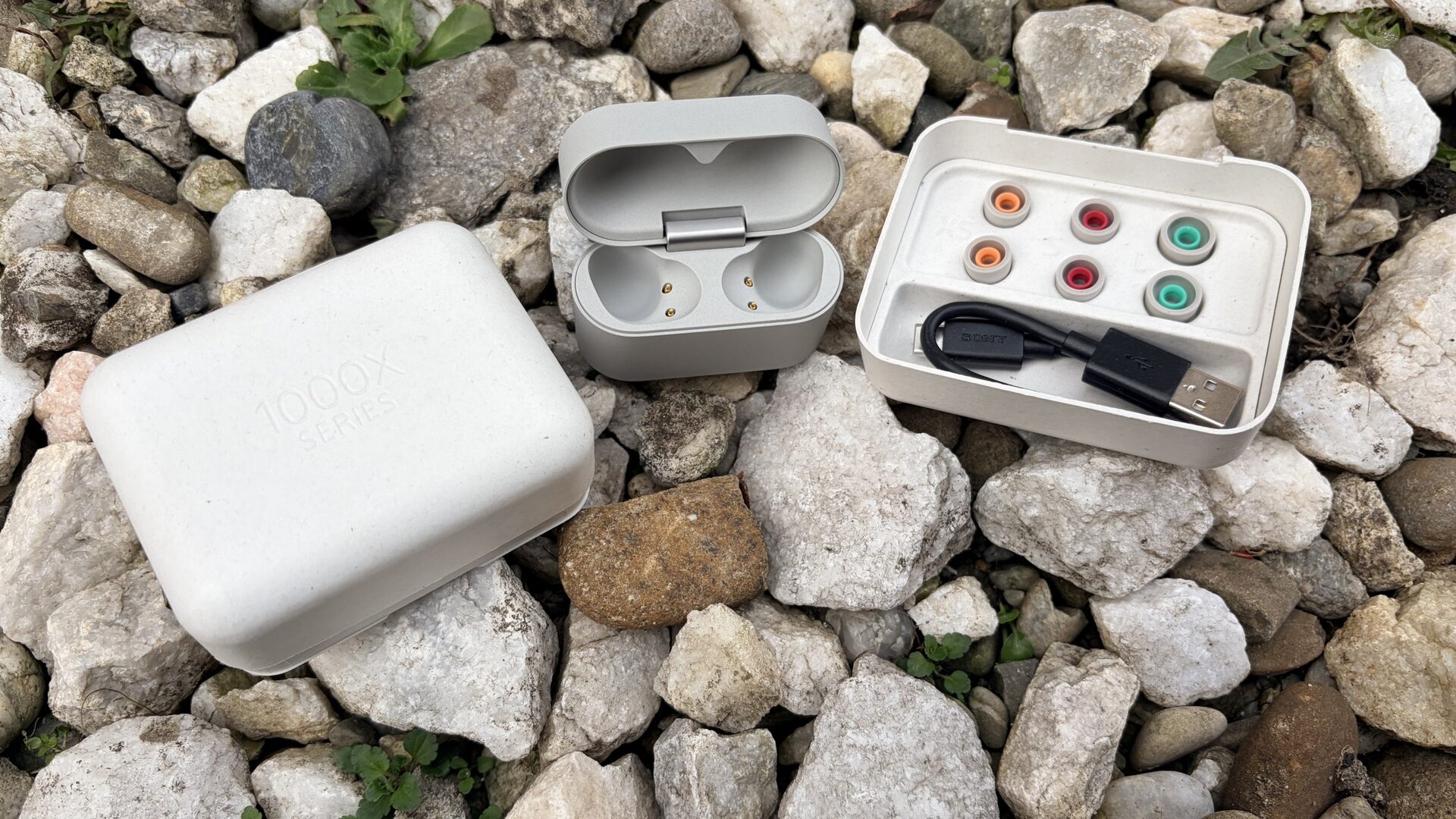 Inovație și precizie în lumea audiției: Sony WF-1000XM6 redefinește căștile in-ear premium Sony a lansat recent modelul WF-1000XM6, o pereche de căști in-ear care nu doar că impresionează prin tehnologie, ci și ridică standardele în ceea ce privește experiența de utilizare și calitatea audio
