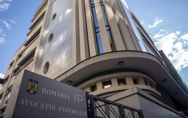 Avocatul Poporului contestă la CCR ordonanța care mută plata concediilor medicale pe umerii angajatorilor Respingerea progresivă a drepturilor angajaților în sectorul sănătății și al securității sociale a devenit recent motivul unui atac direct din partea Avocatului Poporului către Curtea Constituțională
