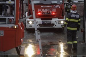 Incendiu în bloc din Sfântu Gheorghe: doi bătrâni grav răniți, 21 evacuați