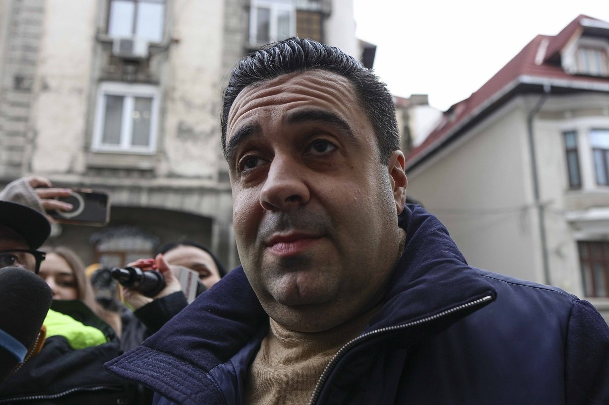 Tribunalul București a decis: Răzvan Cuc și Cătălin Bușe, în arest la domiciliu în dosarul de corupție Fostul ministru al Transporturilor, Răzvan Cuc, și omul de afaceri Cătălin Daniel Bușe, au fost plasați vineri seară în arest la domiciliu, după ce au fost audiați în cadrul unui dosar complex de corupție