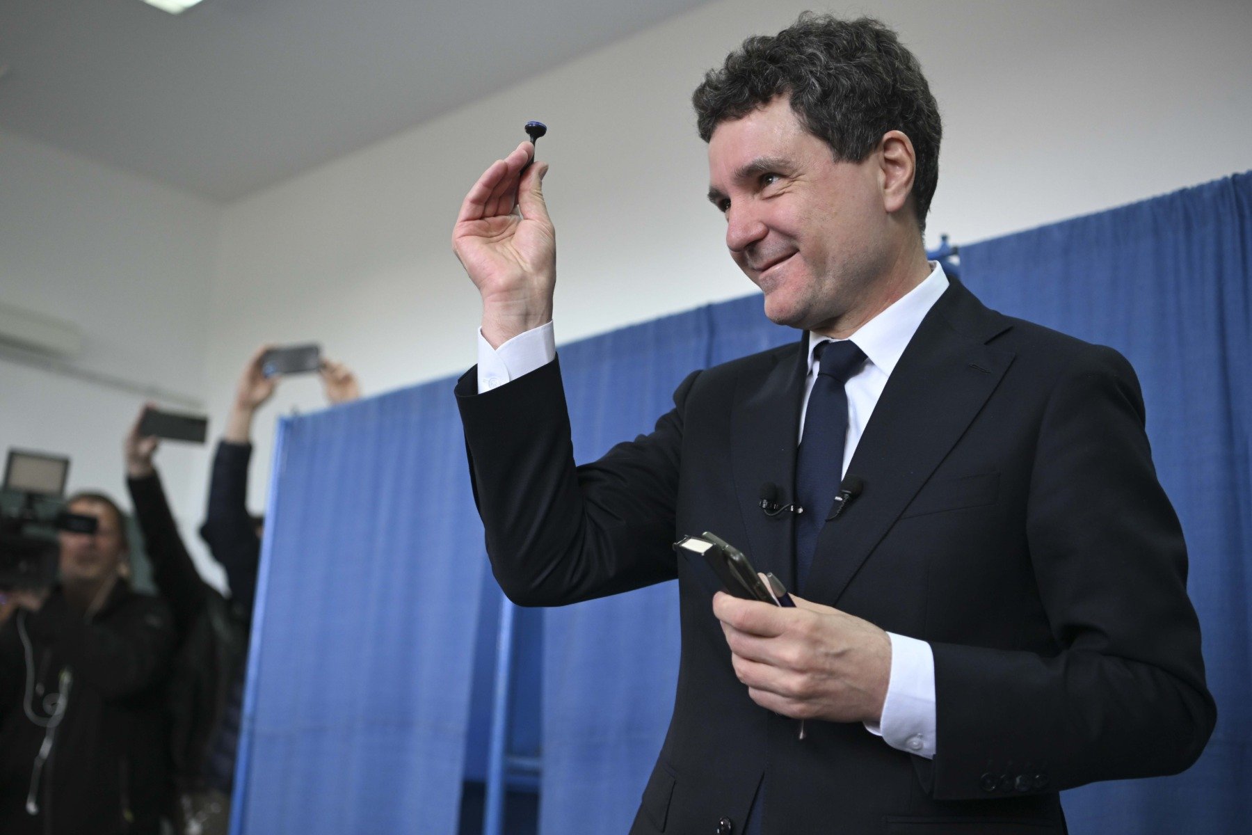 Kelemen Hunor avertizează: o criză de credibilitate care poate afecta poziția României pe scena internațională Liderul UDMR, Kelemen Hunor, a tras un semnal de alarmă în legătură cu situația actuală a alegerilor prezidențiale din România, dezvăluind că singura soluție acceptabilă pentru încheierea disputelor legate de această temă este elaborarea unui raport clar și trasabil