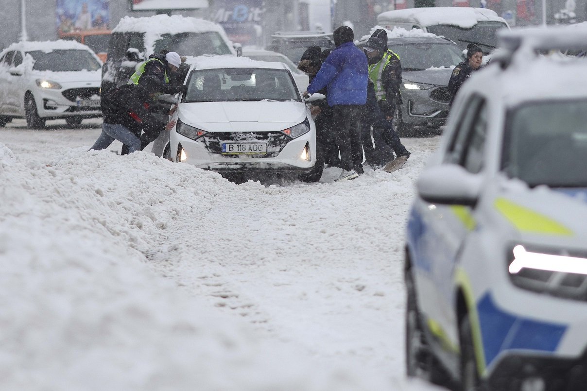 Primarul Ciprian Ciucu garantează: Bucureștiul nu este paralizat de ninsoare, iar majoritatea bulevardelor principale sunt deschise traficului Ninsorile din ultimele zile au adus, inevitabil, preocupări legate de circulație, dar autoritățile locale și-au asigurat cetățenii că situația în Capitală nu a ajuns să pună în pericol funcționarea orașului