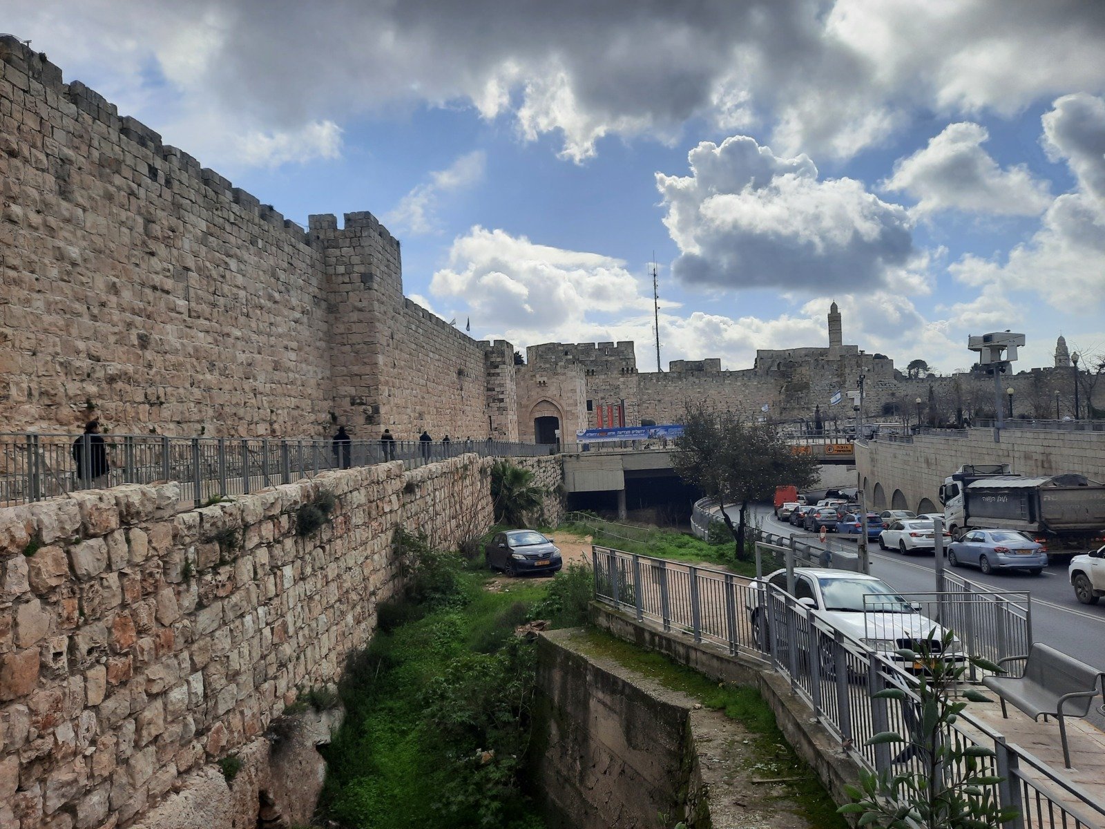 Israel intenționează să extindă Ierusalimul în Cisiordania, într-un mișcare extrem de controversată după aproape șaizeci de ani Pentru prima dată în aproape șaizeci de ani, oficialii israelieni au anunțat planuri de extindere a orașului Ierusalim în regiunea Cisiordania, o mișcare care a adus din nou în prim-plan tensiunile legate de statutul acestor teritorii