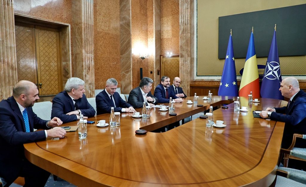 Ilie Bolojan, premierul interim al României, a adresat marți o invitație la dialog primarilor din mai multe municipii care administrează spitale de urgență