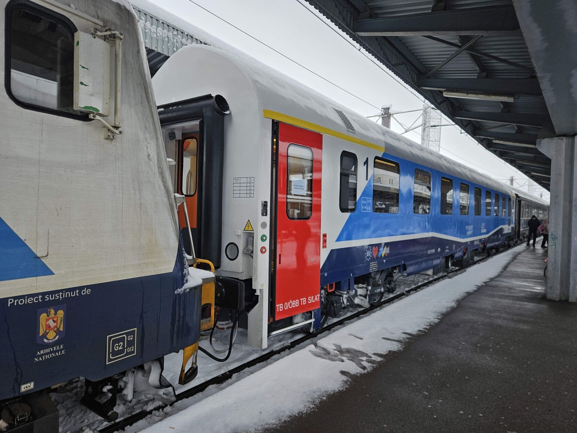 Trenuri blocate de viscol: Întârzieri de până la cinci ore pe rutele principale Traficul feroviar a fost grav afectat în România, în special pe linia București – Ploiești, unde viscolul a dus la întreruperea circulației din cauza copacilor căzuți pe rețeaua de contact