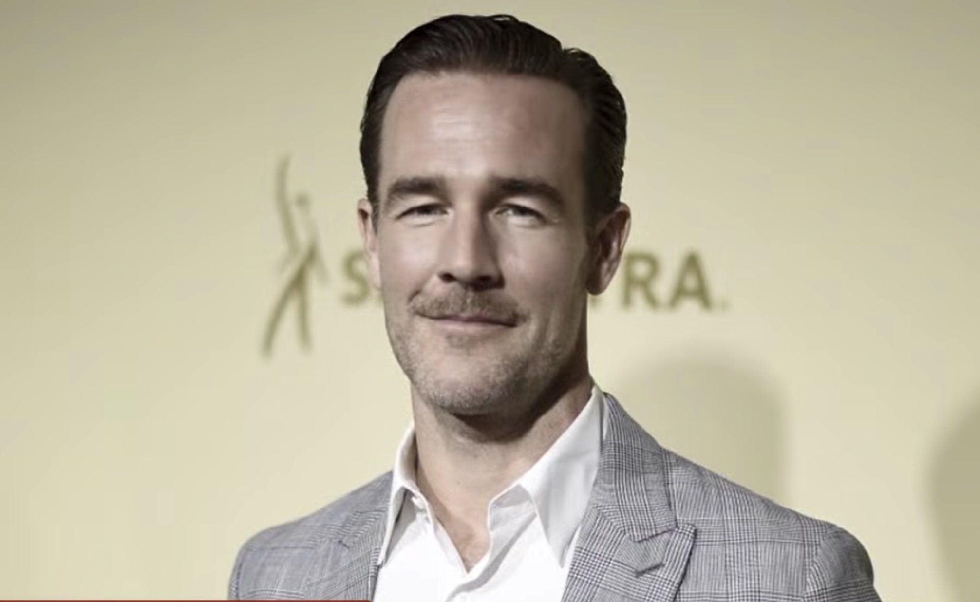 Actorul celebru James Van Der Beek, cunoscut în special pentru interpretarea personajului principal în serialul de mare succes „Dawson’s Creek”, a încetat din viață la vârsta de 48 de ani, după o luptă dificilă cu cancerul de colon
