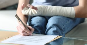 Avocatul Poporului contestă la CCR neplata primei zile de concediu medical