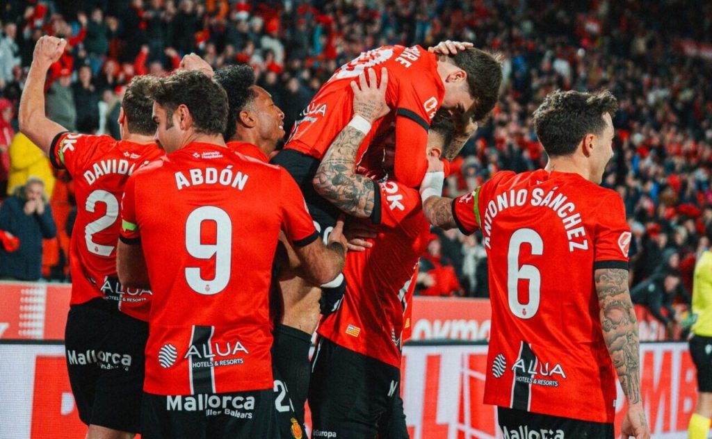 RCD Mallorca, victorie concludentă în fața Sevilliei RCD Mallorca a obținut o victorie autoritară în LaLiga, impunându-se cu 4-1 în fața echipei Sevilla FC