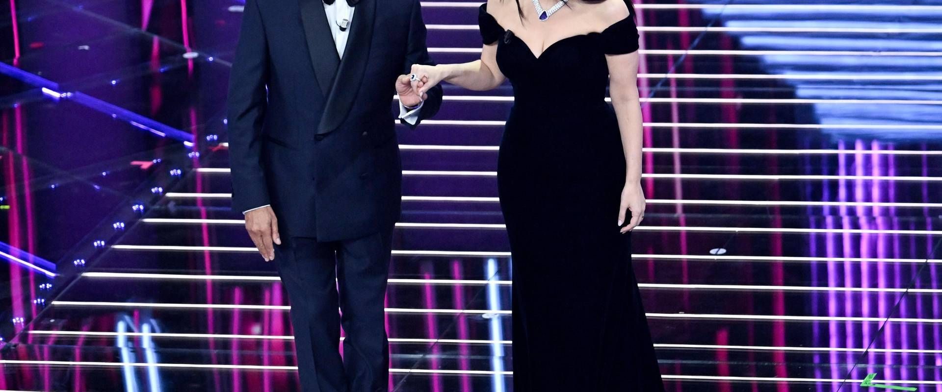 Laura Pausini e la 'Z' moscia a Sanremo, lo sfottò di Can Yaman