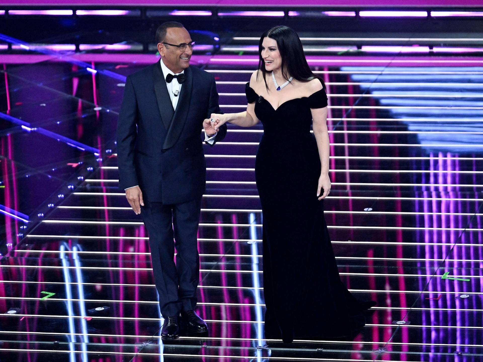 Can Yaman ia în derâdere greșelile de pronunție ale Laurei Pausini la Sanremo Laura Pausini, cunoscută artistă și co-prezentatoare a Festivalului de Muzică Sanremo alături de Carlo Conti, s-a confruntat cu momente neplăcute pe scenă, fiind luată în derâdere de către actorul turc Can Yaman