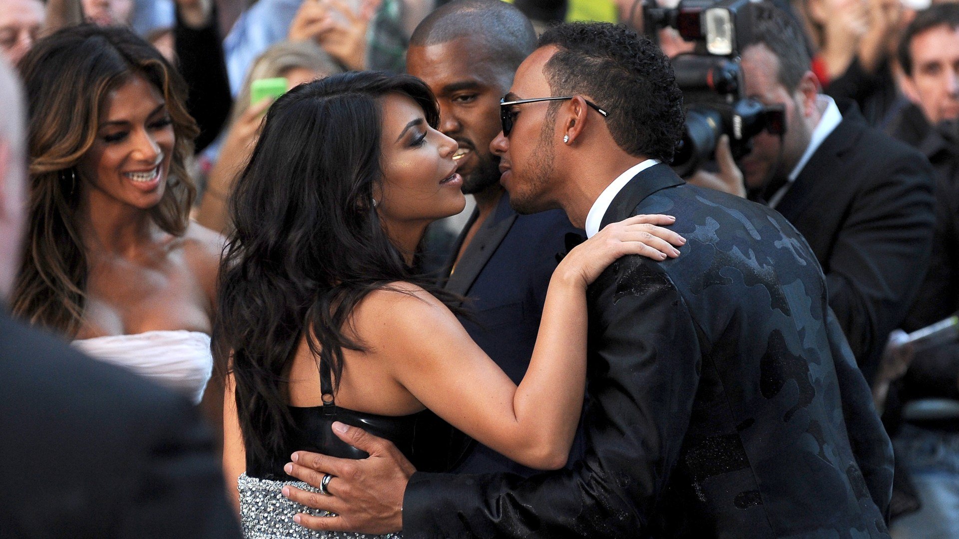 Lewis Hamilton și Kim Kardashian: O iubire surprinzătoare în inima Angliei Lewis Hamilton, campion mondial la Formula 1 de șapte ori, și Kim Kardashian, vedetă de reality show din SUA, au fost surprinși împreună, dând startul unei povești de dragoste care a șocat și încântat fanii deopotrivă