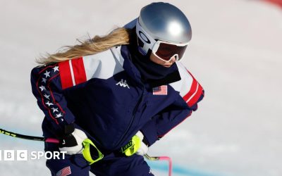 Lindsey Vonn warms up at Olimpia delle Tofane
