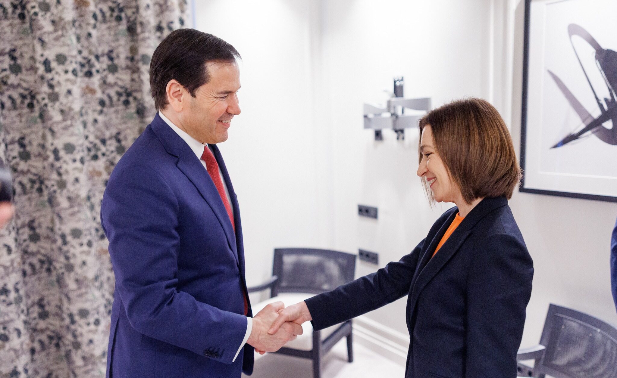 Întâlnire de nivel înalt între Maia Sandu și oficiali americani, pe fundalul tensiunilor regionale În marja Conferinței de Securitate de la Munchen, președinta Republicii Moldova, Maia Sandu, a avut o întrevedere deosebit de importantă cu Marco Rubio, secretarul de stat al SUA, eveniment oficial inițiat de Washington pentru a accentua colaborarea diplomatică în contextul tensiunilor din regiunea Mării Negre și a crizei din estul Ucrainei