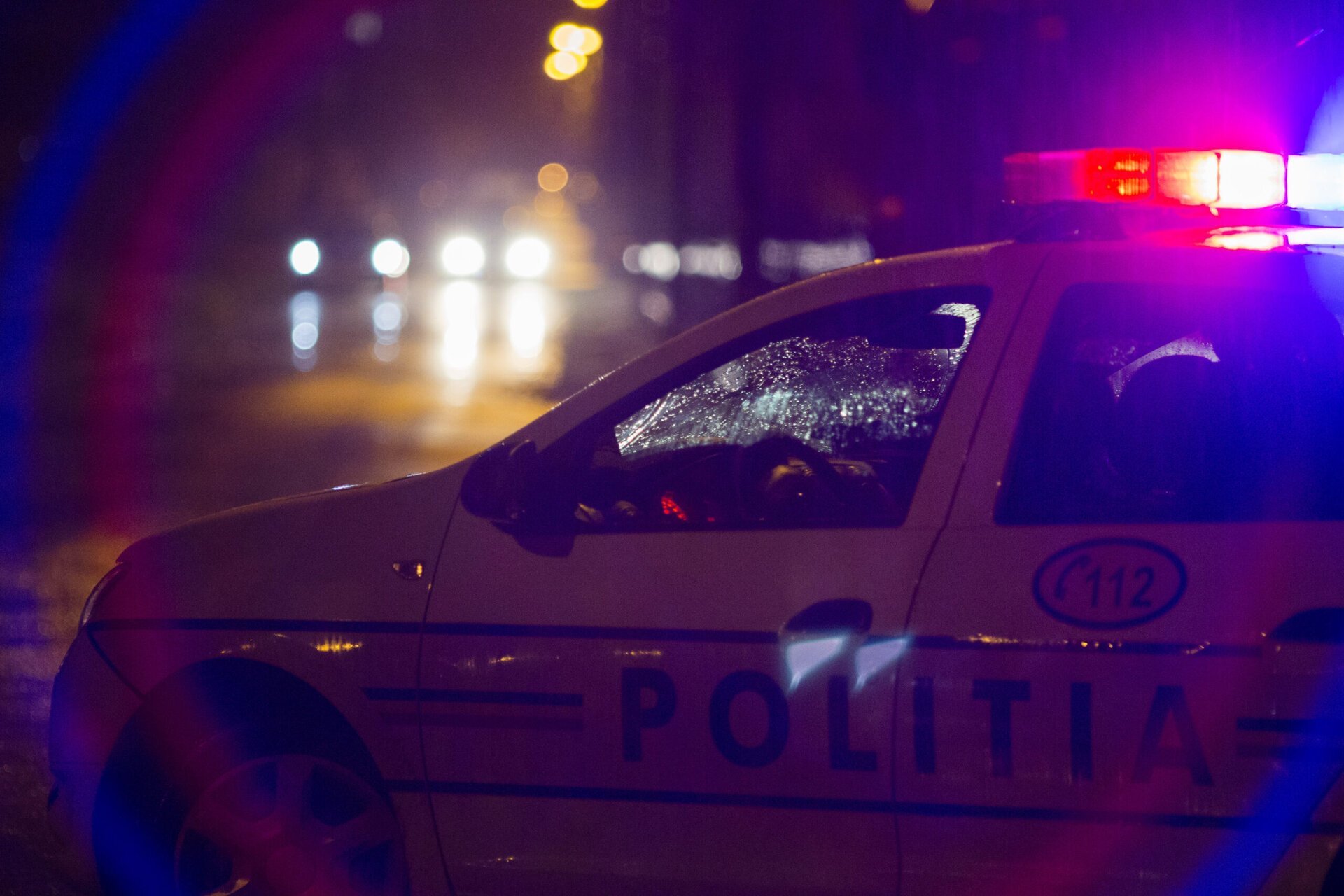 O fată de 16 ani din București a fost grav rănită miercuri seară după ce a călcat într-o baltă plină cu fire electrice rupte în urma ninsorii abundente și a viscolului care au lovit capitala zilele acestea