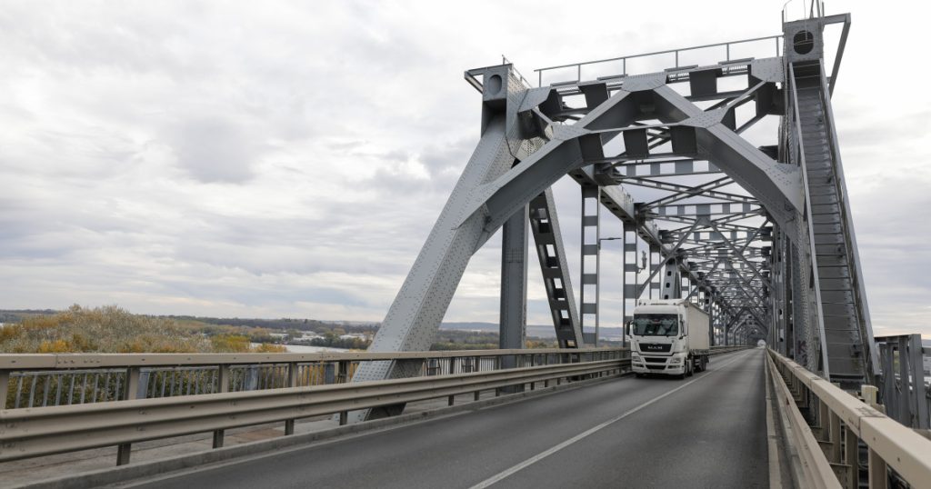 Licitație pentru Podul Prieteniei – CNAIR lansează proiectul de modernizare a infrastructurii Compania Națională de Administrare a Infrastructurii Rutiere (CNAIR) a anunțat lansarea licitației pentru proiectarea și execuția lucrărilor la Podul Giurgiu-Ruse, cunoscut și sub denumirea de „Podul Prieteniei”