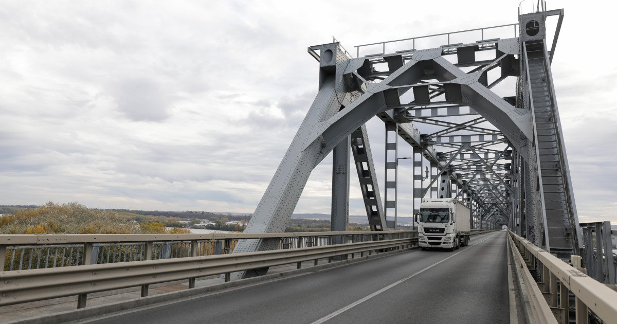 Licitație pentru Podul Prieteniei – CNAIR lansează proiectul de modernizare a infrastructurii Compania Națională de Administrare a Infrastructurii Rutiere (CNAIR) a anunțat lansarea licitației pentru proiectarea și execuția lucrărilor la Podul Giurgiu-Ruse, cunoscut și sub denumirea de „Podul Prieteniei”
