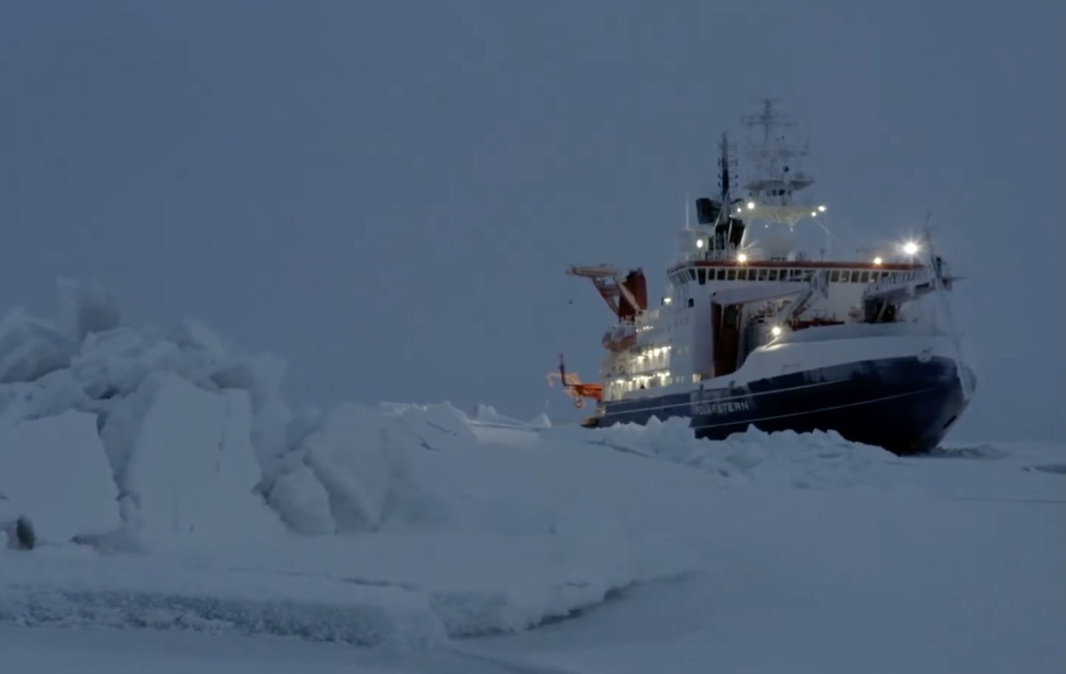 O navă de cercetare germană pornește din Chile spre Antarctica pentru o misiune științifică de amploare Într-o demonstrație remarcabilă a angajamentului internațional față de înțelegerea schimbărilor climatice și a mediului polar, nava de cercetare Polarstern, operațională din partea Institutului Alfred Wegener (AWI) din Germania, se pregătește să plece din Punta Arenas, Chile, în prima sa expediție importantă din acest an către Antarctica