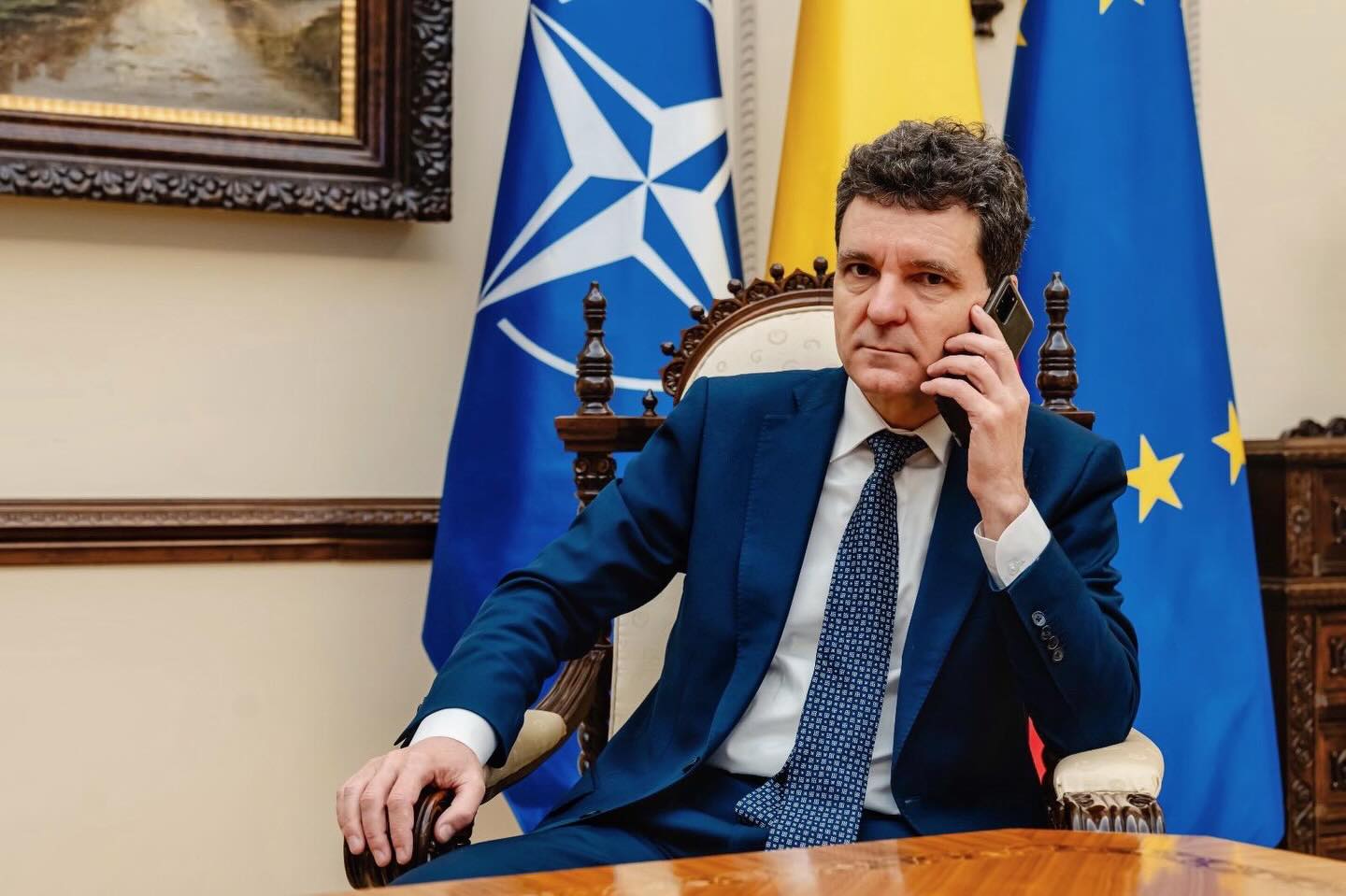 România cere o tranziție mai lungă pentru politicile de energie verde, pentru a proteja economia națională Premierul român și-a exprimat, miercuri, poziția clară în privința implementării politicilor europene de energie verde, solicitând o perioadă de tranziție mai extinsă