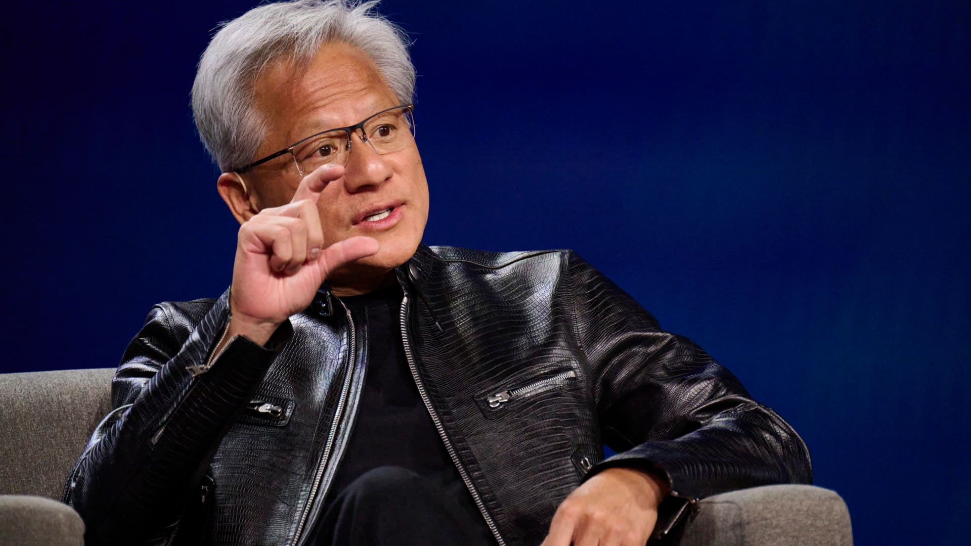 Nvidia și AMD: Provocări și Oportunități în Industria Semiconductorilor Acțiunile Nvidia au scăzut cu 3,4% în urma comentariilor CEO-ului Jensen Huang despre starea relațiilor cu OpenAI, în timp ce rivalul său, AMD, a raportat rezultate financiare ce au depășit așteptările, dar a suferit o cădere de 8% pe fondul previziunilor mai slabe decât anticipa piața