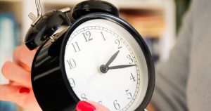 Ora de vară 2026: Ceasurile se dau înainte, serile se lungesc