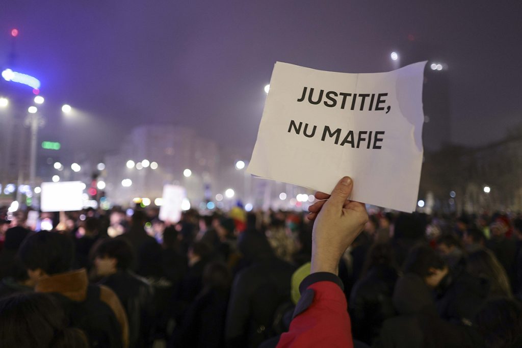 Proteste de amploare în mai multe orașe din România față de amânarea deciziei Curții Constituționale privind pensiile magistraților Zece zile înainte de termenul limita în care Curtea Constituțională a României (CCR) trebuie să pronunțe decizia finală în cazul pensiilor speciale pentru magistrați, mai multe organizații civice și societatea civilă se mobilizează pentru a atrage atenția asupra posibilei amânări